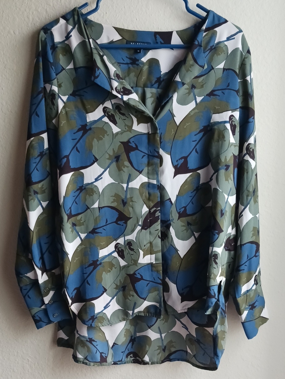Lightweight Womens Button-Front Blouse in Blue & Olive Leaf Print Size 38 (Med)